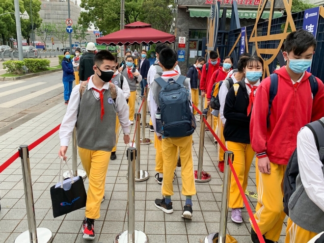 上海市建平实验中学学生间隔一米线。