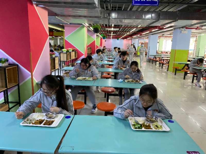 上海金苹果学校食堂学生就餐。