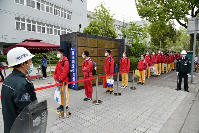 上海市建平实验中学学生错峰入校。