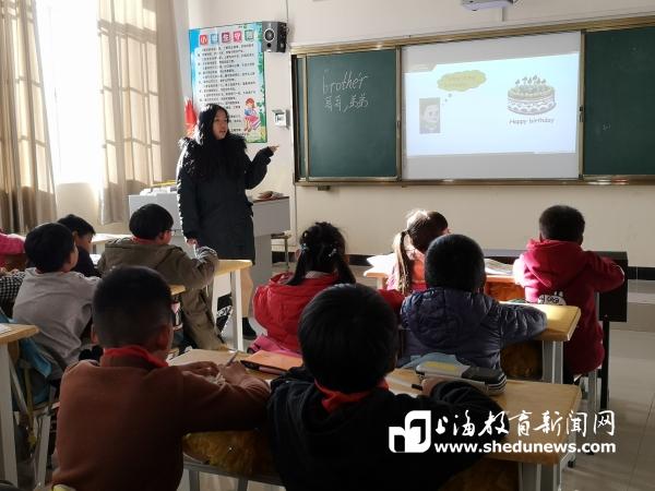 沈佳欢老师教授英语口语.jpg 沈佳欢老师教授英语口语.jpg