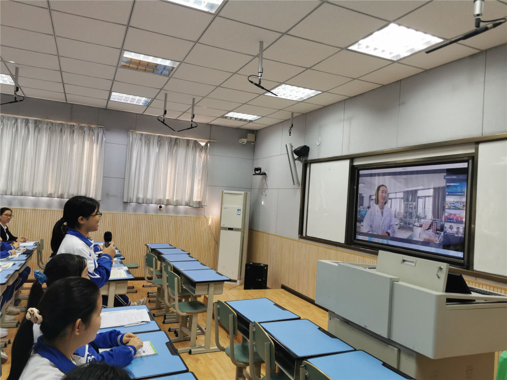 2020年11月17日，赤水市文化中学学生在线与上海市同济大学第二附属中学学生“同上一堂课”。受访者供图