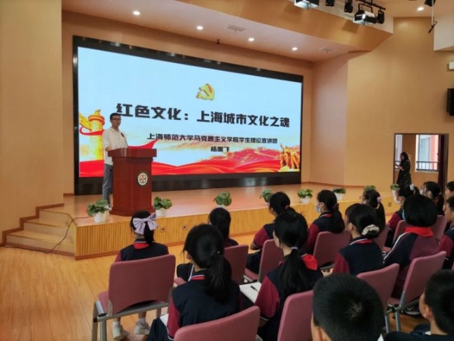 红色党史巴士正在运行，快跟上海师大的志愿者讲解员一起上车！