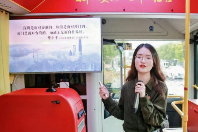 红色党史巴士正在运行，快跟上海师大的志愿者讲解员一起上车！