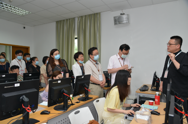 确保高考评卷公平科学！考生家长代表直击评卷现场