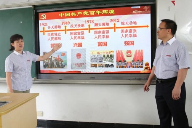 在晋元高中，这对夫妻共同站上讲台，一起上了一节课