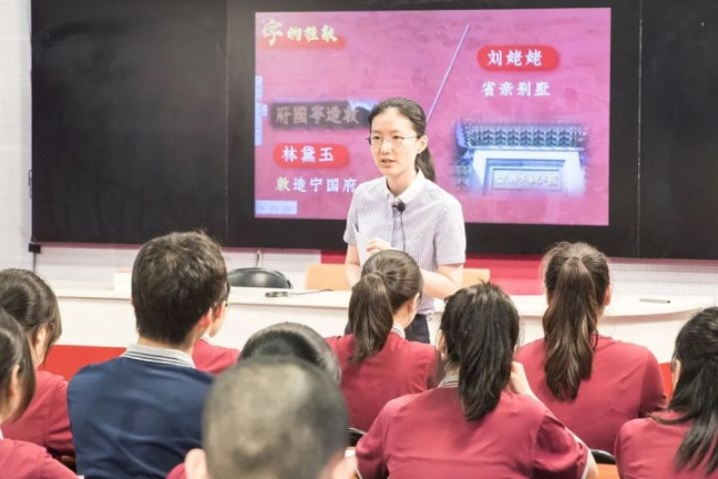 在晋元高中，这对夫妻共同站上讲台，一起上了一节课
