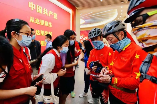 梦想骑行团、刚踏上社会的90后、大学辅导员 在中共一大会址纪念馆新馆 小记者听到了他们的故事