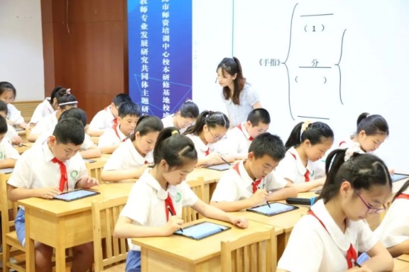 丰子恺的漫画语言、人生智慧如何让孩子理解？上海、江苏老师同上一节语文课