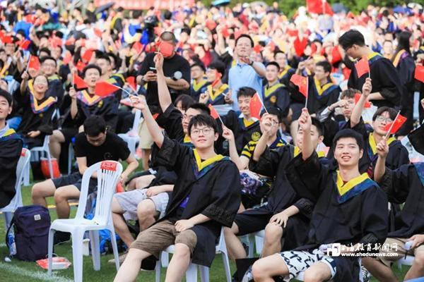 同济大学2021届毕业典礼隆重举行  师生共绘的百米学党史长卷发布
