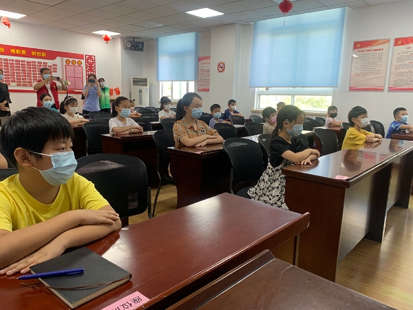 浦东公安小封闭小区内开展“开学第一课”。浦东公安 图
