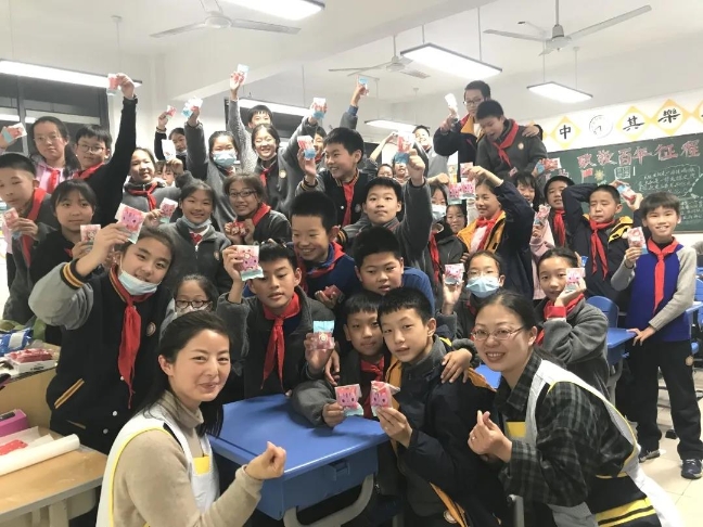 《【万达测速登录】闵行这所学校请来家长当老师，灶台、洗衣台都搬上了课堂》