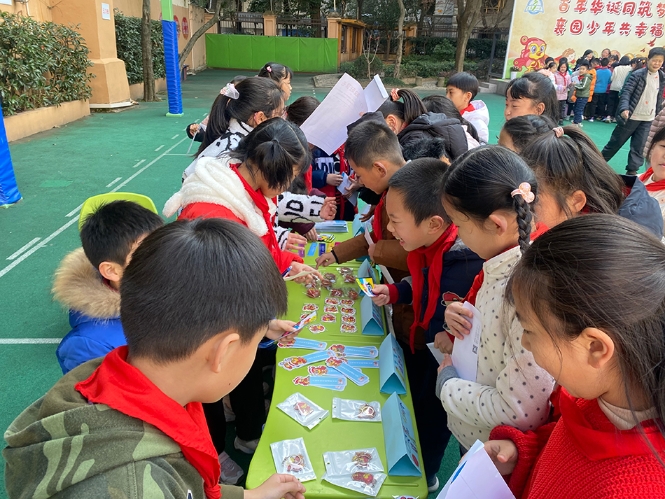 上海市徐汇区建襄小学三年级数学学科项目化学习活动，学生们在操场上大赶集。本文图片均为校方提供