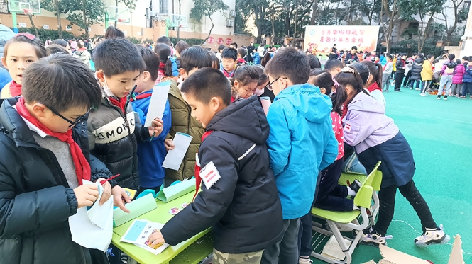 上海市徐汇区建襄小学三年级数学学科项目化学习活动，学生们在操场上大赶集。 