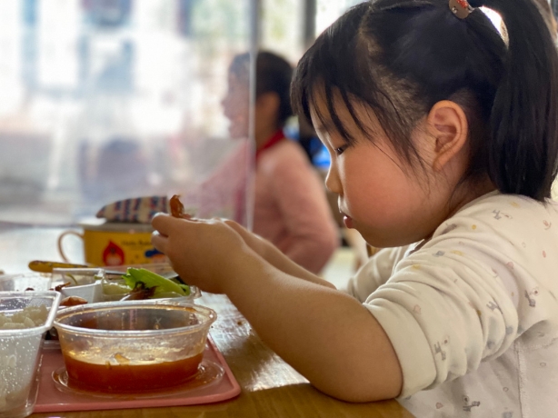 黄浦区北京东路小学5名学生在校用餐。