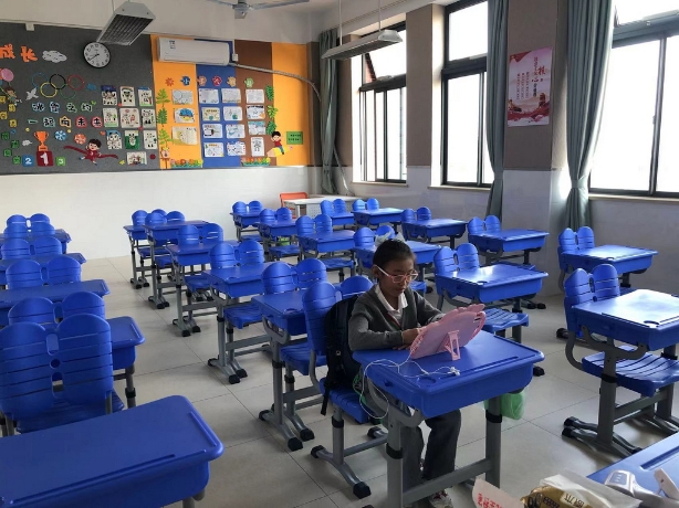 上海师范大学附属宝山潜溪学校二4班王韵孜同学一个人在教室里在线学习。  本文图片 均为校方供图