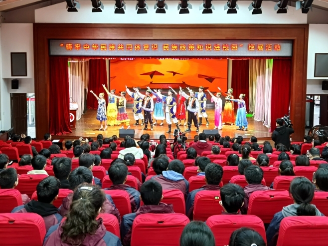 松江一中各族学生共同表演歌舞《美丽中国 》(1).jpg