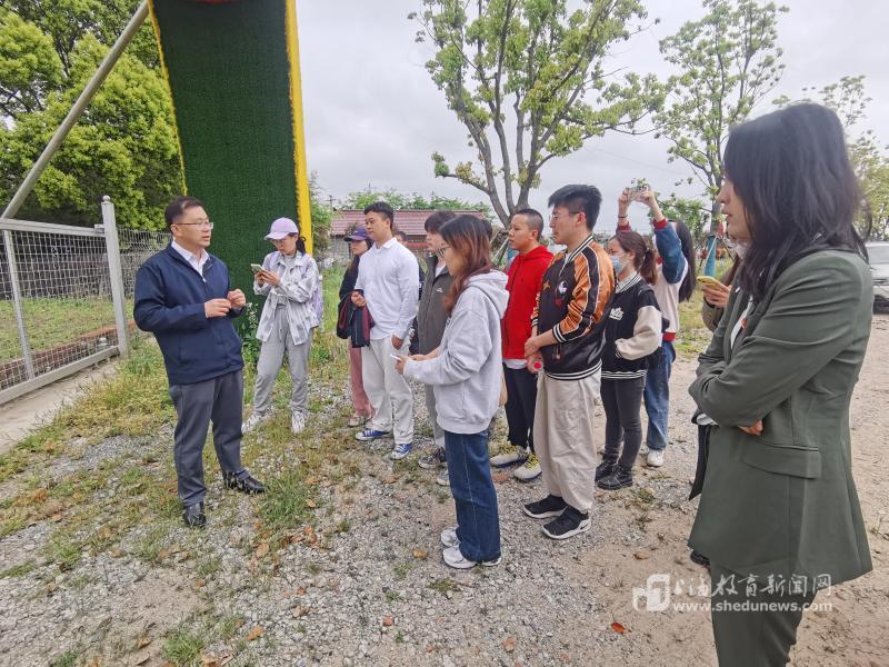 王成辉教授在养殖基地向同学们讲解《当好乡村振兴的“旗手”,发展乡村产业“壮体”》.jpg