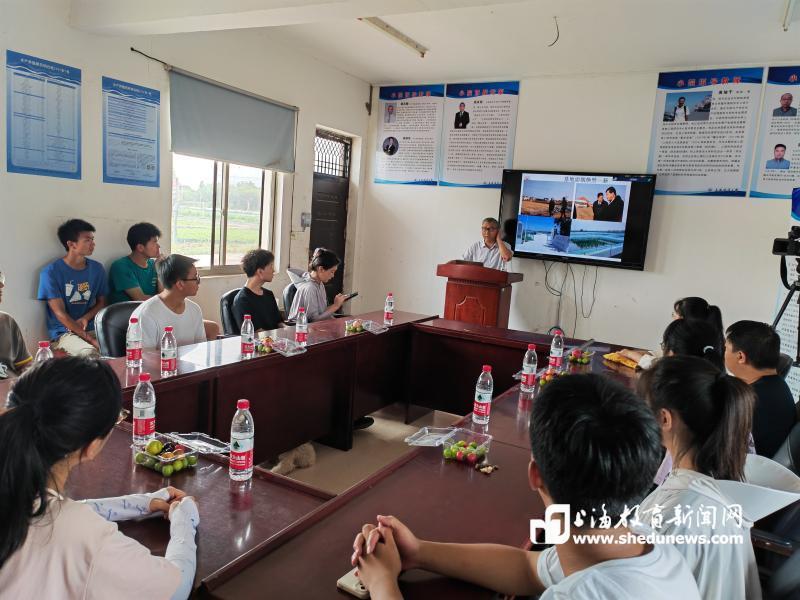 上海海洋大学教授成永旭为社会实践团带来了水果，并向他们讲述崇明河蟹科技小院的故事.jpg