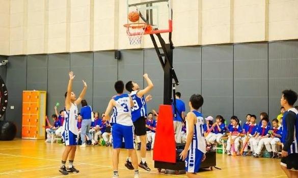 全面推动体育场地开放，加强学生身体素质，上海启动首个“青少年健身公益开放日”活动