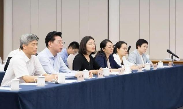 市政府常务会议请来4位公众代表，参与审议这个家长最关心的议题