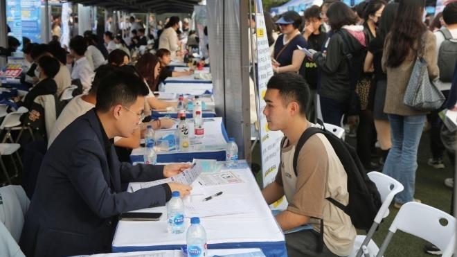 1325家用人单位提供3.2万个用人需求 上海市秋季最大规模高校毕业生招聘会举行