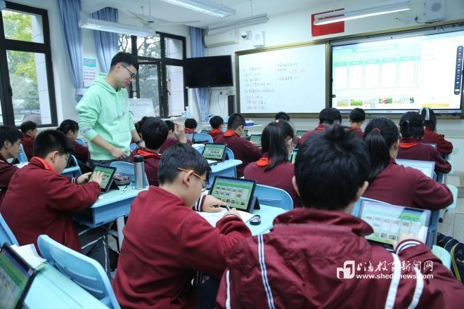 地理课上，延安初级中学的学生通过平板电脑进行互动体验（摄影：郑逸洁）.jpg