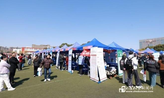 上海中医大举行春季校园招聘会，吸引外地组团来沪揽才