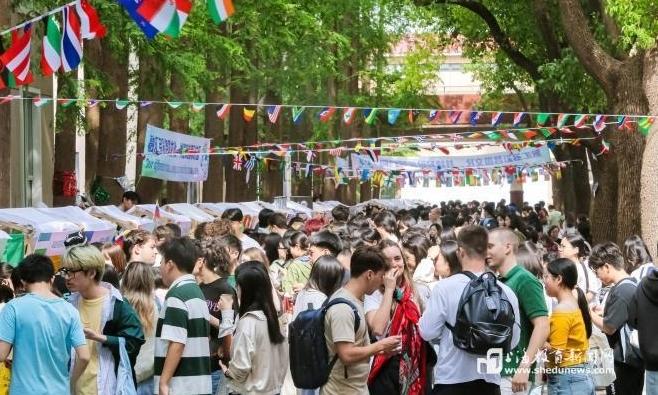 30个展台串联起“舌尖上的世界”，上财国际文化节这样联心绘梦