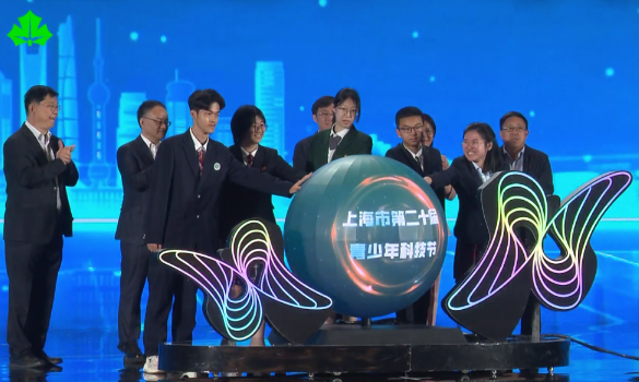 人形机器人“牵手”科学家走上科学红毯 2025上海科技节开幕