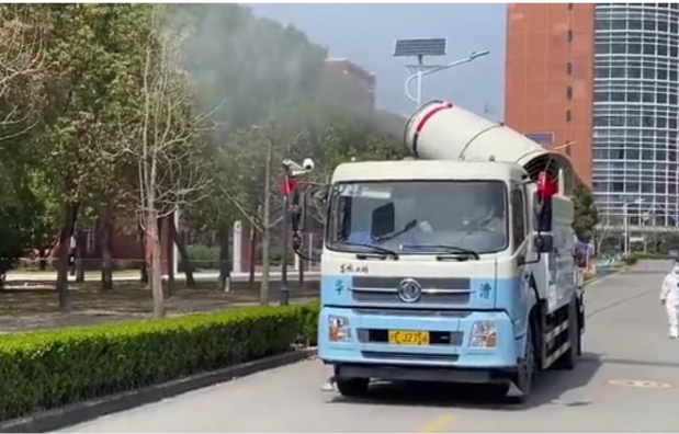 “雾炮车”在上海交大闵行校区进行消杀。